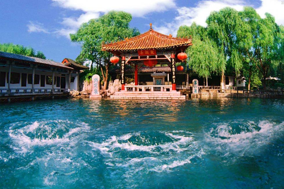 对外地游客来说,济南三大名胜是怎么也不可错过的— 趵突泉, 大明湖