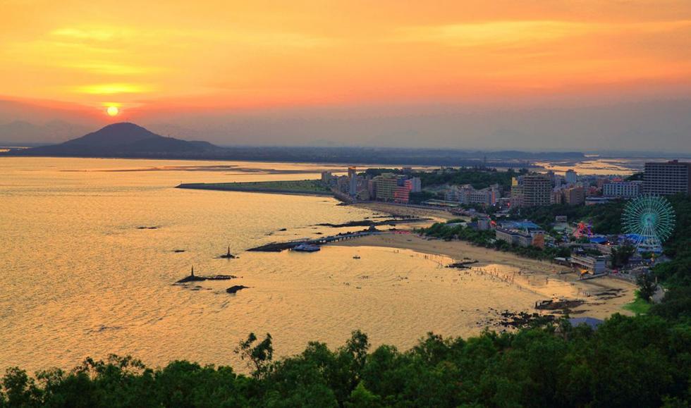 红海湾遮浪半岛旅游区位于汕尾市区以东18公里处,是红海湾与碣石湾交接处突入海的一个半岛,素称粤东麒麟角。遮浪半岛突入海面,有如屏障似地挡住了东西两面风浪,在半岛两侧不管风向何方,景象迥然不同,当一边波涛滚滚,巨浪空,万马奔腾,另一边则风平浪静,一碧万顷,波光粼粼,遮浪因而得名。半岛南面有灯塔岛,建有国际航标灯塔;半岛两侧海滩各连绵约2公里,沙白水清,是海水浴理想去处。 遮浪岛海域,礁岩多姿多彩。《岸边激浪》、《南海潮》、《年轻的朋友》、《天涯并不遥远》、《快乐岛奇遇》、《蜘蛛梦》、《马戏情未了》等20