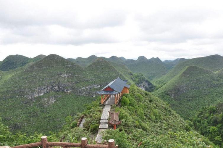 地址凤山县袍里乡坡心村  凤山三门海旅游景区是目前世界洞穴协会