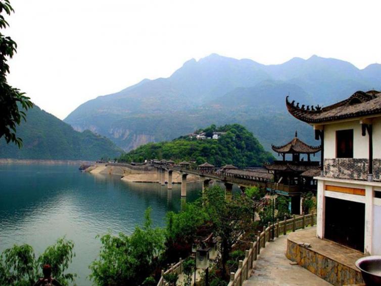很多城市不乏较好的自驾旅游线路,这里,小编就为大家介绍一些重庆自驾