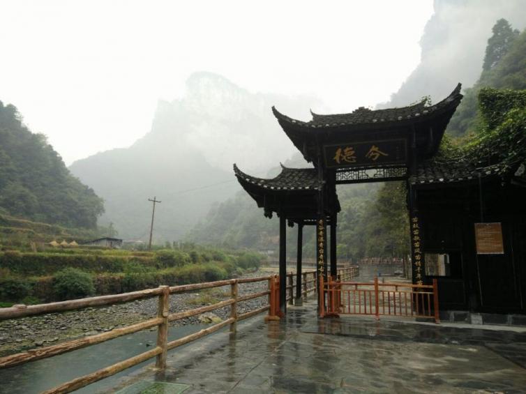 路线:长沙-湘西-怀化侗寨 鲁迅曾经说过:越是民族的,就越是世界的。而这条线路就充满了多彩的民族风情,沿线主要有德夯风景区、凤凰古城、中国侗文化城、洪江古城、高椅古村、芋头侗寨古建筑群、边城古苗河风景名胜区等景区(点)。 高倚古村:因为它三面环山一面临水,地形就像一把太师椅而得名。被专家誉为古民居村落活化石、江南第一村。票价:100元/人,开放时间:8:00-17:30。 皇都侗文化村:位于通道黄土乡,由头寨、尾寨、盘寨、新寨组成。除了特色建筑吊脚楼、鼓楼、风雨桥外,在这里还能欣赏民族舞蹈,品尝侗