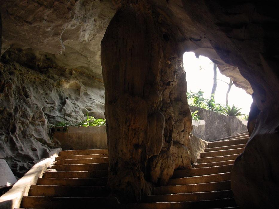 勾漏洞风景区