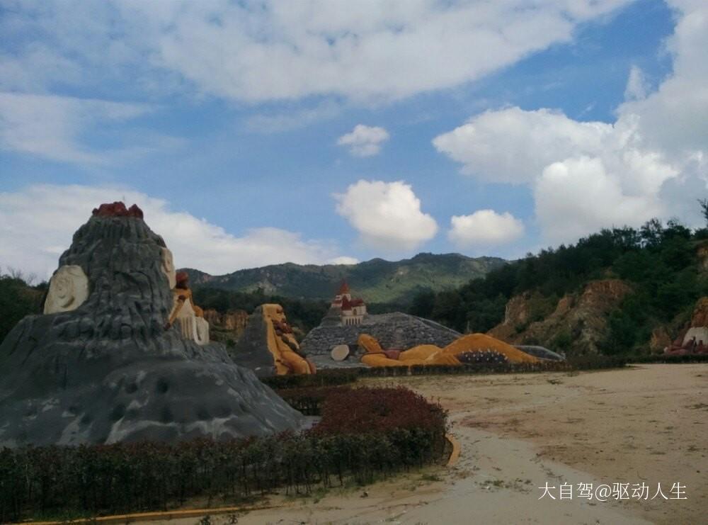 1 陆良彩色沙林 彩色沙林形成于3亿4千万年以前,具有较高旅游