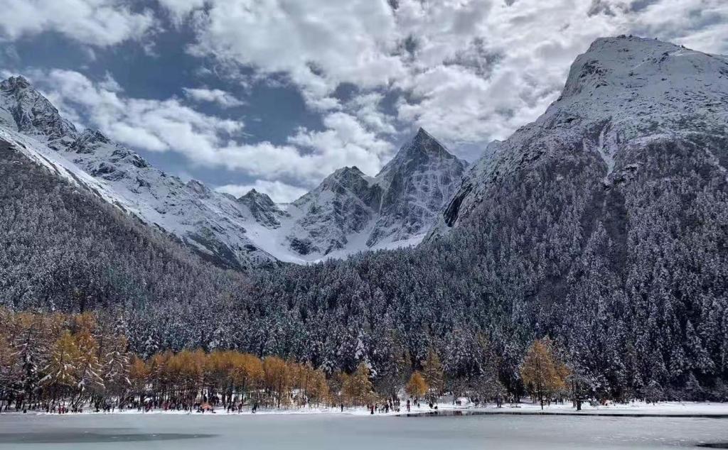 重庆出发周边3日赏雪自驾游：毕棚沟-磐羊湖-龙王海-甘堡藏寨3日川西自驾游