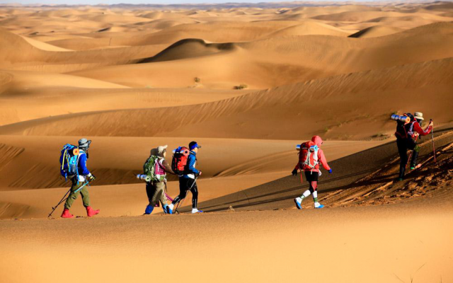 银川集合沙漠徒步3日游：行走的力量·阿拉善英雄会+腾格里沙漠徒步+五湖穿越52KM体验三日游