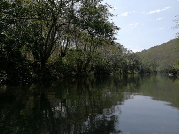 南腊河野趣漂流位于云南西双版纳勐腊县,云南西双版纳勐腊县是紧邻老挝边境的一个小县城,气温28度,离县城7公里的南腊河野趣漂流度假区,春节自驾游值得去,好玩.南腊河漂流是长6公里的天然小河道,河道沿途有橡胶林,还有大片的香蕉园~南腊河河水清澈,河里的水草,鱼儿都可以看的非常清楚。河道2旁还设有吧台,小吃,千秋跳水,滑水索道,一路划水过来玩的十分尽兴。